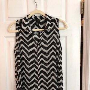 Sleeveless chevron print top/tunic